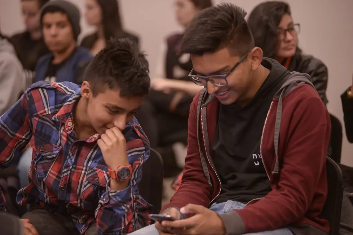 Dos adolescentes mirando un smartphone