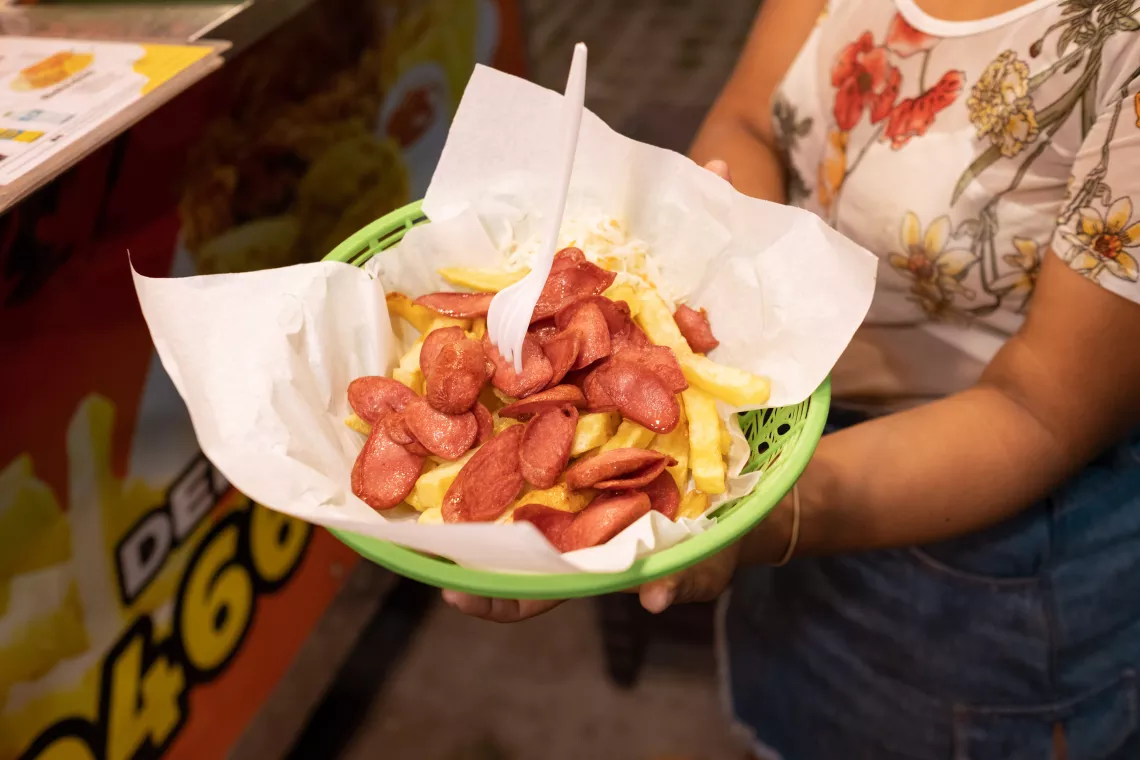 Una plato con salchichas y papas fritas