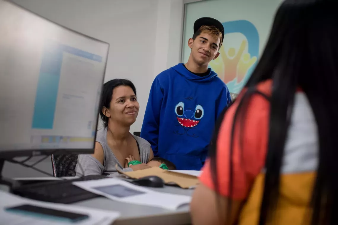 En Per&uacute;, Ver&oacute;nica Rodr&iacute;guez, madre de Rub&eacute;n (15), recibe la asistencia de UNICEF