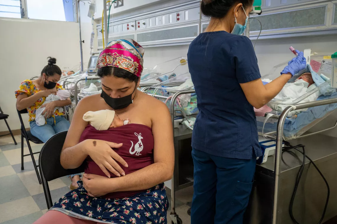 Ni&ntilde;a reci&eacute;n nacida apoyada en el pecho de su madre, plan canguro, en un hospital.