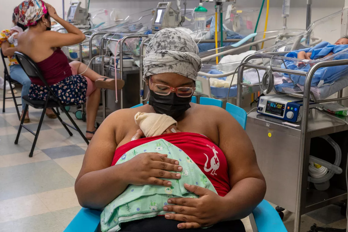 beb&eacute; reci&eacute;n nacido, en el pecho de su madre, en cuidados intensivos en plan canguro