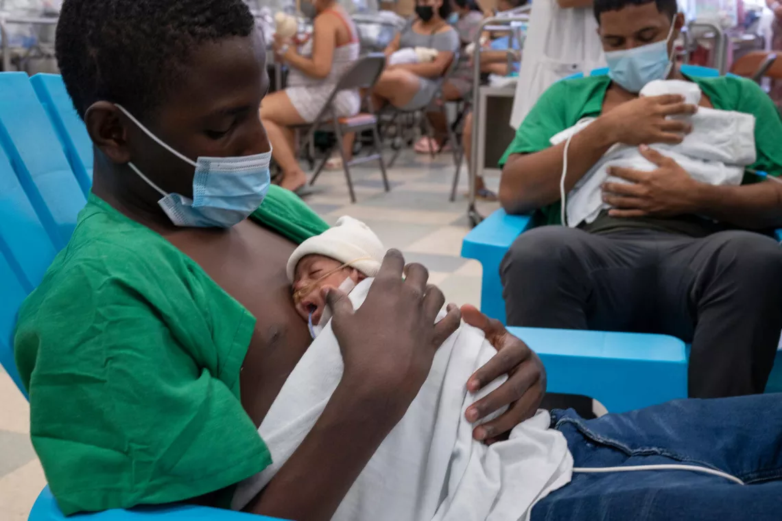 beb&eacute; prematuro recostado en el pecho de su padre, plan canguro.