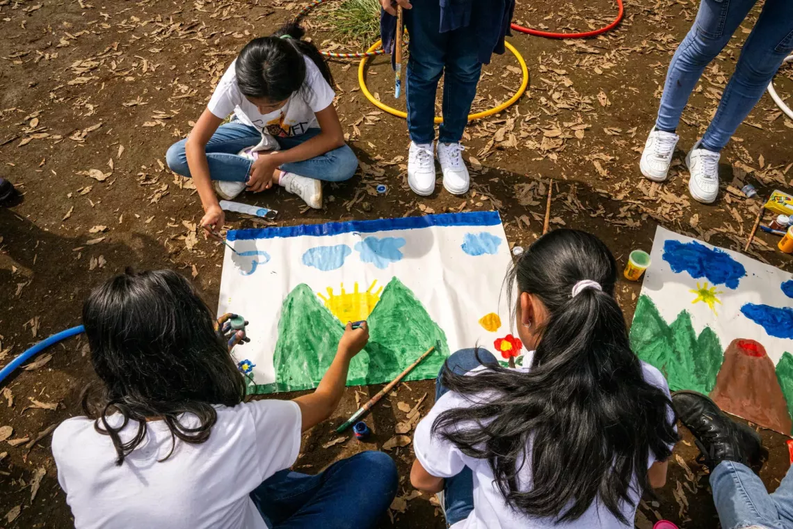 Ni&ntilde;os y ni&ntilde;as dibujando 