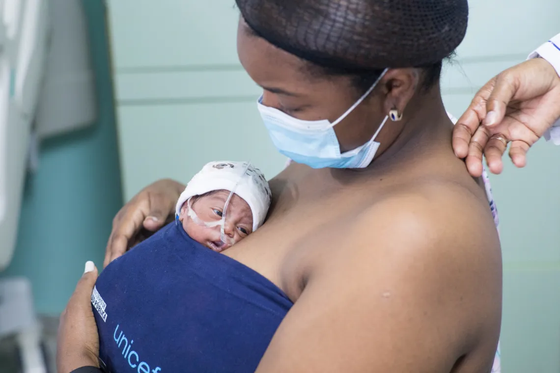 Mujer y su beb&eacute;