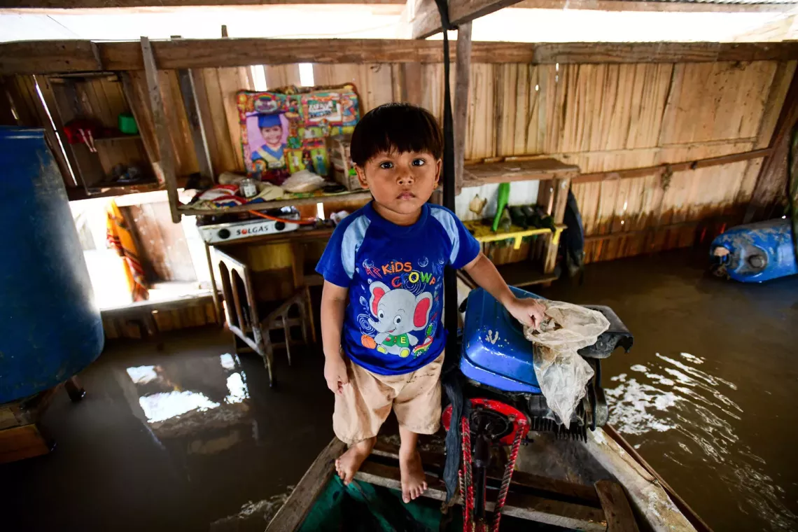 Un ni&ntilde;o en una casa afectada por las inundaciones en la regi&oacute;n Ucayali, Per&uacute;. 