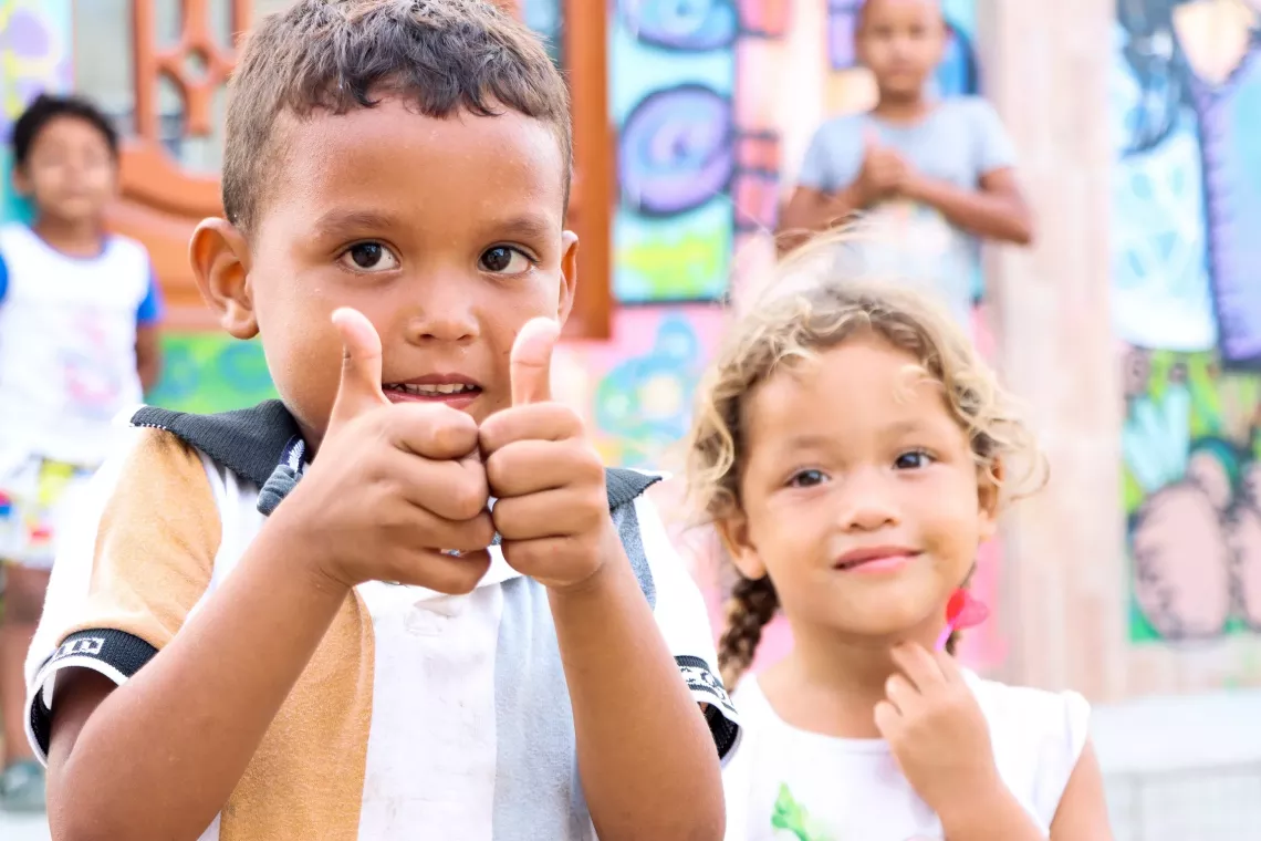 Dos ni&ntilde;os saludando