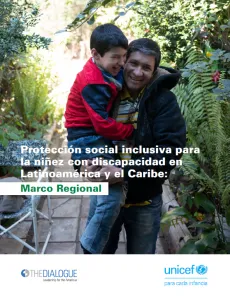 Un hombre cargando a un ni&ntilde;o con discapacidad en medio de un jardin