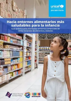 Una ni&ntilde;a mira los productos en el pasillo de un supermercado