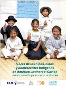 ni&ntilde;os y ni&ntilde;as ind&iacute;genas sonriendo en un aula de escuela, portada informe voces de ni&ntilde;os, ni&ntilde;as y adolescentes ind&iacute;genas de Am&eacute;rica Latina y el Caribe