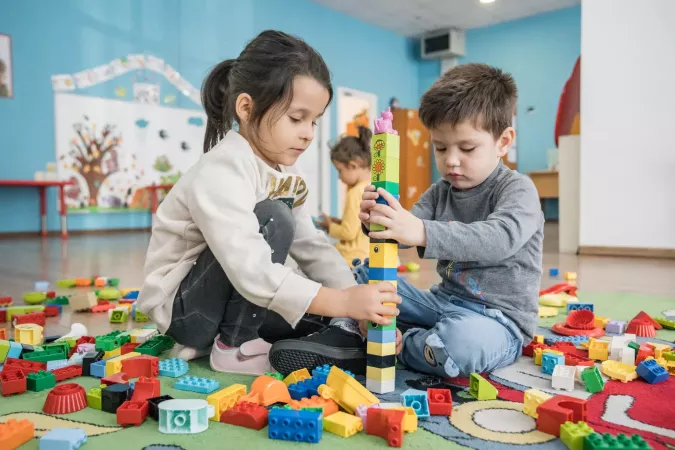 Un ni&ntilde;o y una ni&ntilde;a juegan con bloques de pl&aacute;stico