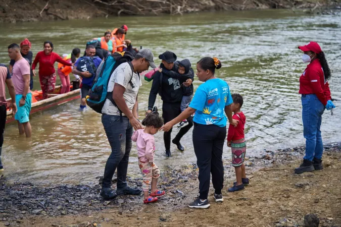 Las familias migrantes llegan a la estaci&oacute;n de Lajas Blancas despu&eacute;s de cruzar la selva del Dari&eacute;n. 