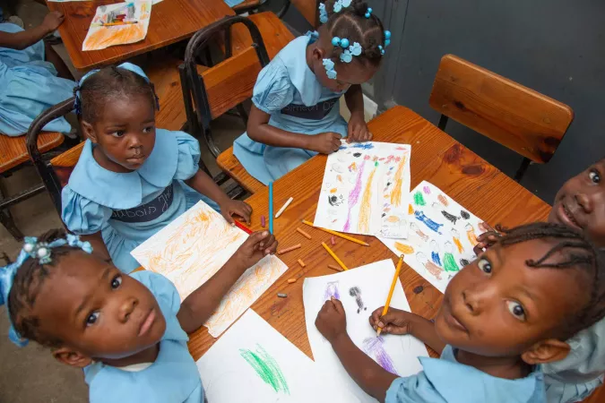 Un grupo de ni&ntilde;as dibujando en una escuela