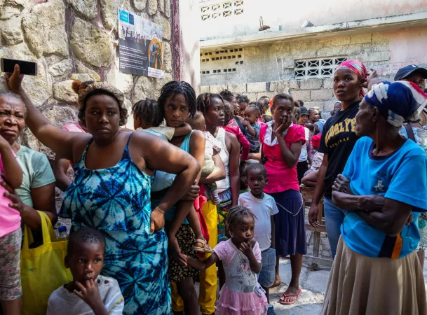 Un grupo de mujeres, ni&ntilde;os y ni&ntilde;as esperan afueran de un centro nutricional en el barrio de Delmas en Puerto Pr&iacute;ncipe, la capital de Hait&iacute;. 