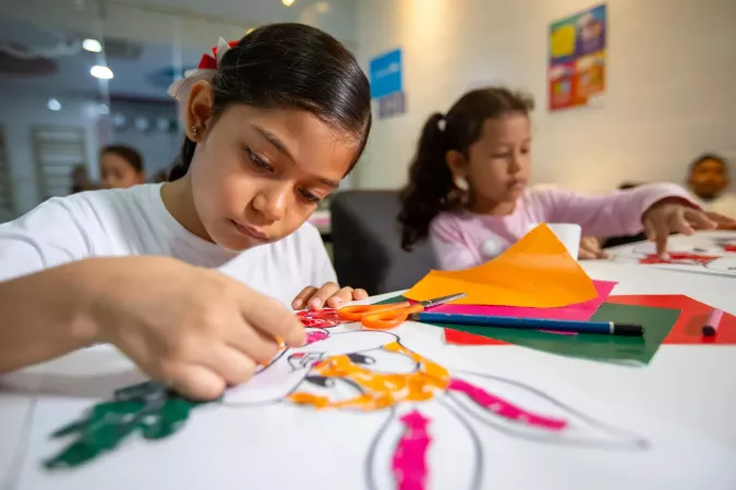 Dos ni&ntilde;as haciendo manualidades 