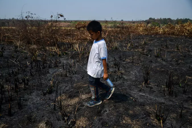 Un ni&ntilde;o en una &aacute;rea afectada por incendios forestales 