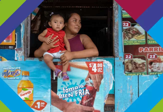 Una madre y su hija en una tienda, rodeadas de carteles
