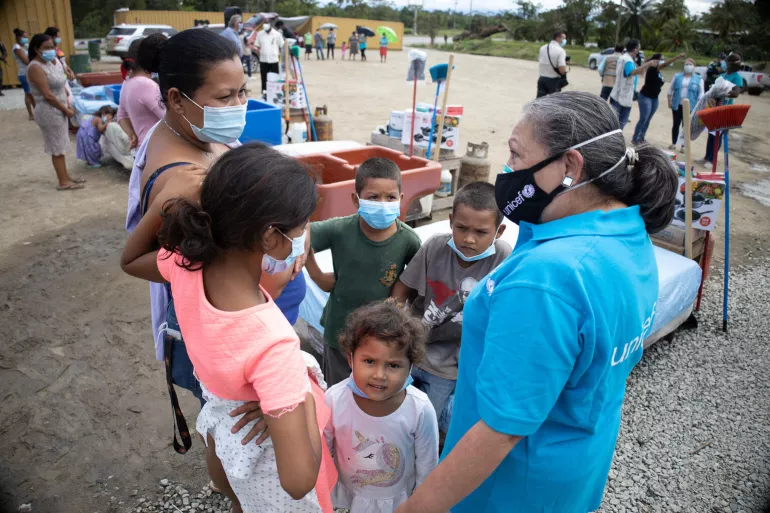 Regina D&iacute;az, mother of 6 children living in a shelter. &ldquo;We did not expect the hurricane to be so devastating. We lost everything." Jean Gough, UNICEF Regional Director for Latin America and the Caribbean visits Baracoa Community, in Honduras. 