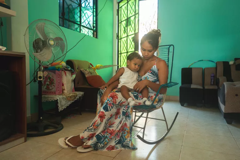 Madre con su beb&eacute; en el regazo.
