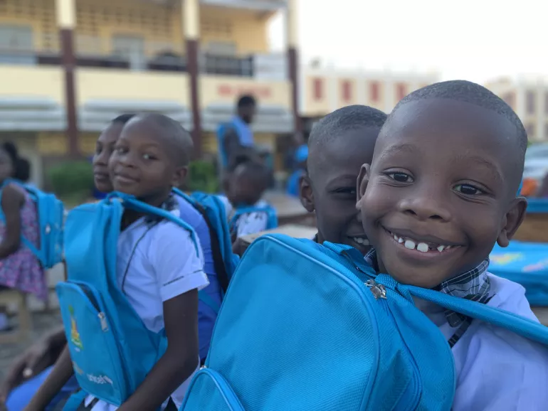 Ni&ntilde;os haitianos sonriendo luego de recibir los kits educativos para el reinicio de clases.
