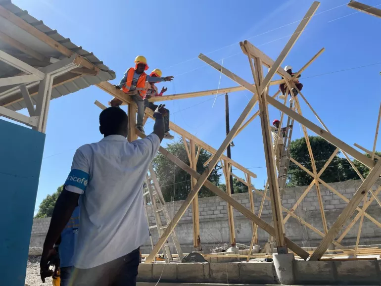 Reconstrucci&oacute;n de una escuela despu&eacute;s del terremoto en Hait&iacute;.