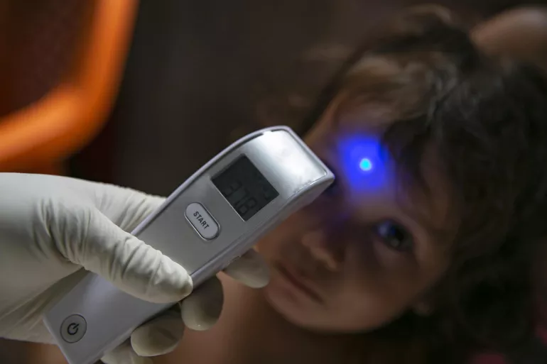 Toma de temperatura a una ni&ntilde;a en Brasil.