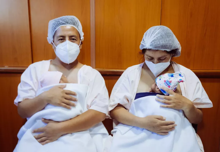 Karina y C&eacute;sar Garc&iacute;a sostienen en brazos a sus hijas Beberly y Kari