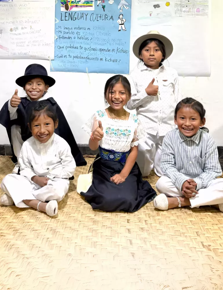 ni&ntilde;os y ni&ntilde;as ind&iacute;genas sonriendo