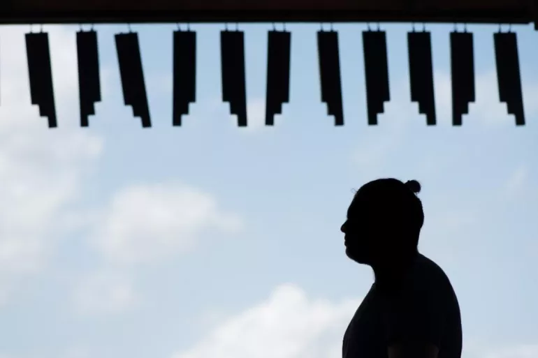 Un j&oacute;ven de perfil con el cielo al fondo