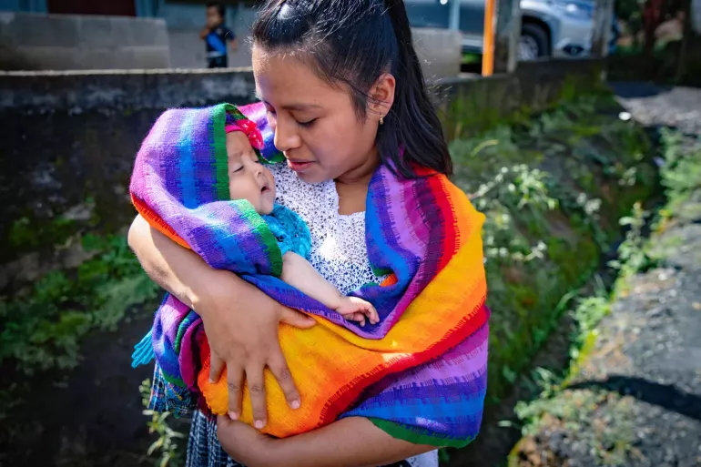Una mujer sostiene a un beb&eacute;