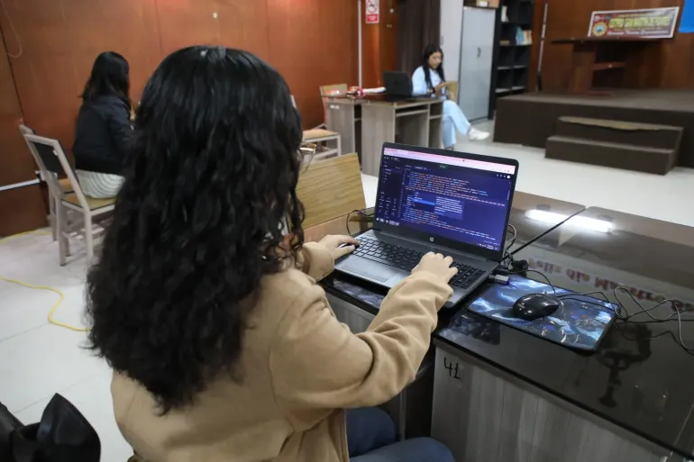 ni&ntilde;a utilizando su computadora, navengando en internet
