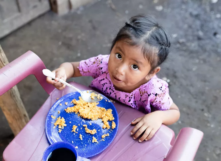 Una ni&ntilde;a con un plato de comida
