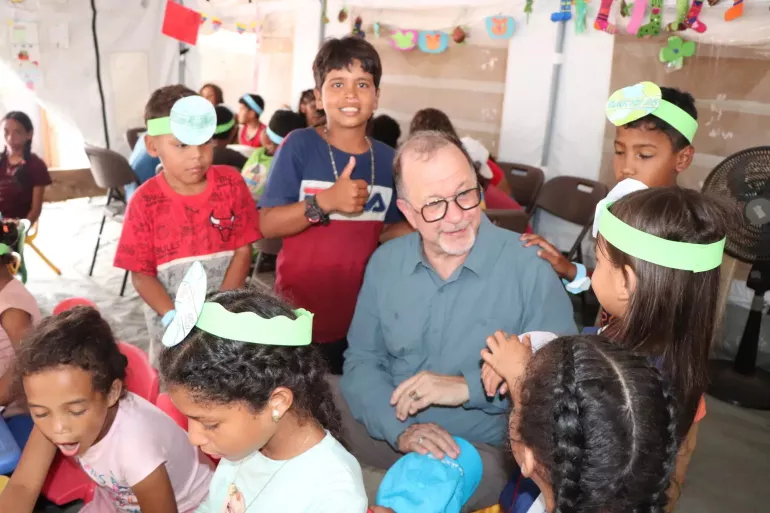 Ni&ntilde;os y ni&ntilde;as migrantes en el la estaci&oacute;n de Lajas Blancas en el Dari&eacute;n comparten con Ted Chaiban, Director Ejecutivo Adjunto de UNICEF
