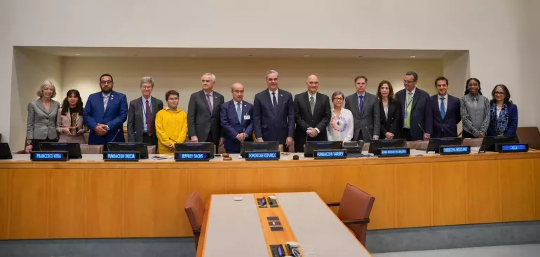 Los participantes de la reuni&oacute;n sobre financiamiento de la educaci&oacute;n posan para la foto