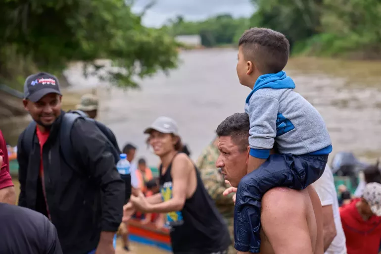 Familias migrantes llegando a la Estaci&oacute;n de Recepci&oacute;n de Migratoria Lajas Blancas, ubicado en Dari&eacute;n, Panam&aacute;