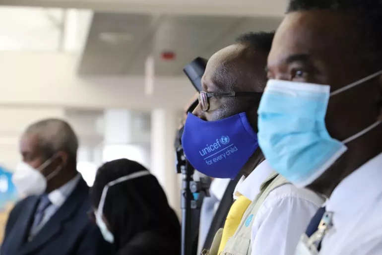 Rostros de dos representantes de las Naciones Unidas en Barbados, con mascarillas