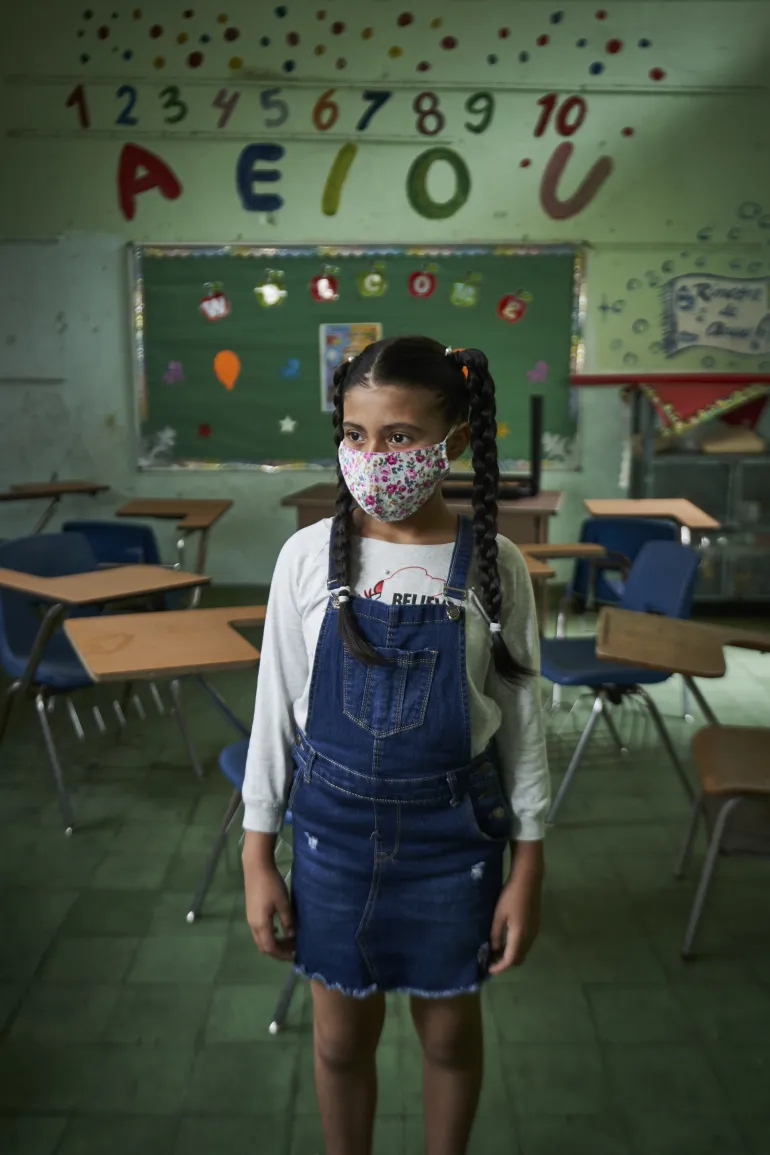 Ni&ntilde;a escuela cerrada