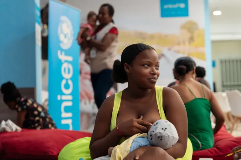 Una madre da de lactar a su beb&eacute; en un espacio facilitado por UNICEF para la lactancia materna