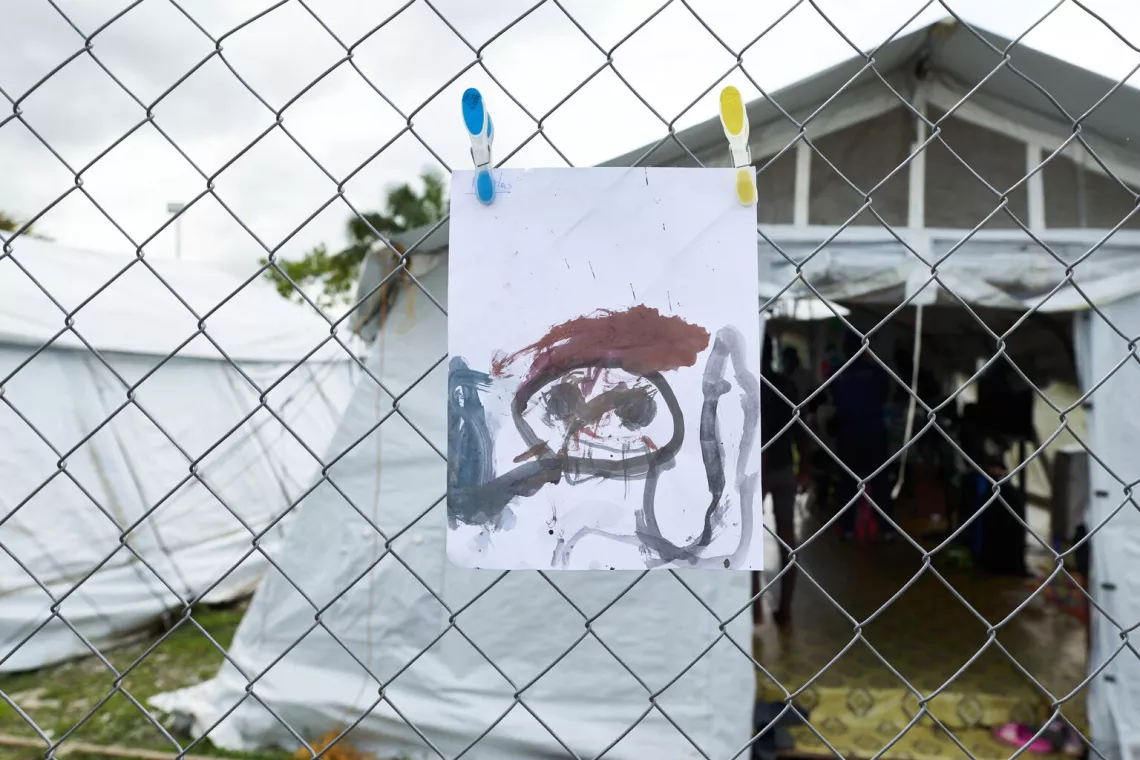 A drawing made by a migrant child showing weapons, violence and the suffering.