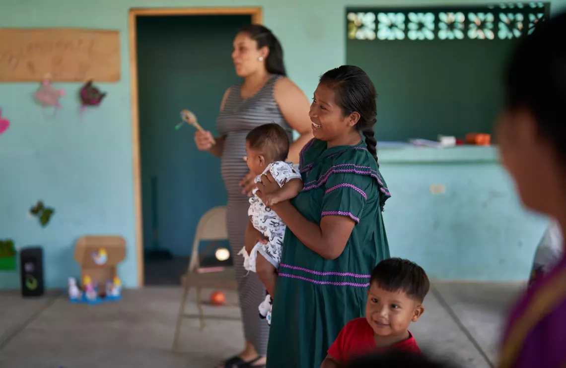Florinda participa junto a sus hijos en las actividades que se realizan todas las ma&ntilde;anas