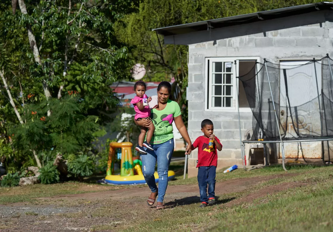 Yesenia acude al encuentro de la modalidad comunitaria de cuidados con sus hijos