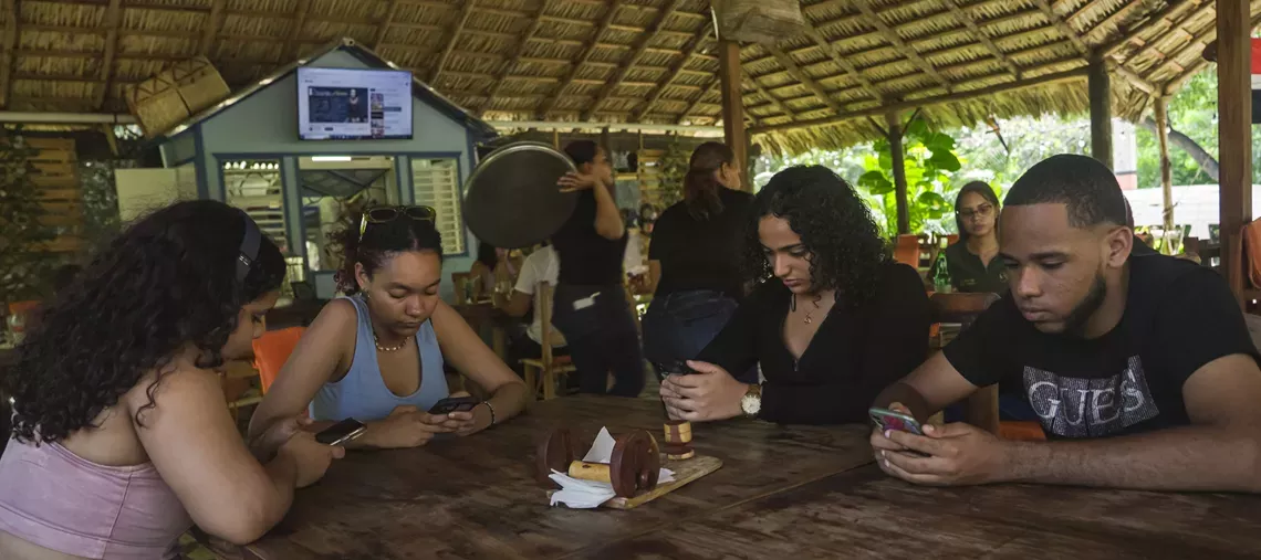 Un grupo de adolescentes usando tel&eacute;fonos celulares