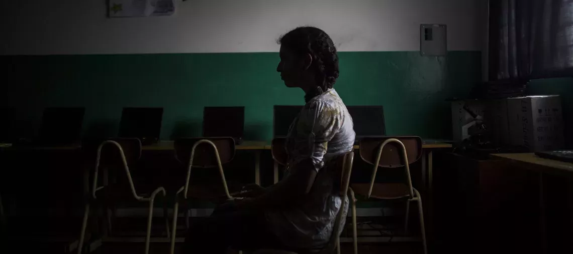 Una adolescente sentada en un aula