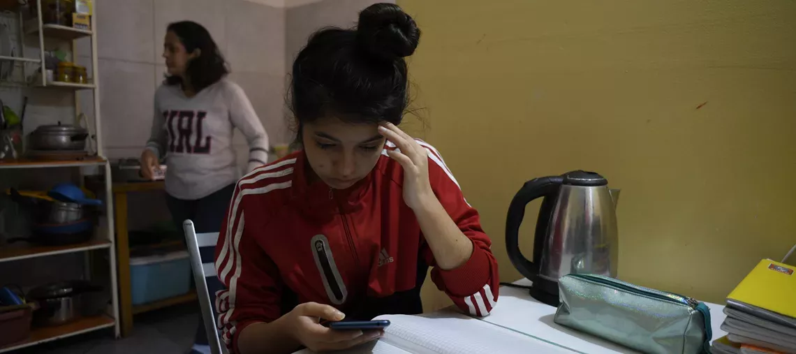 Una adolescente y una madre en casa