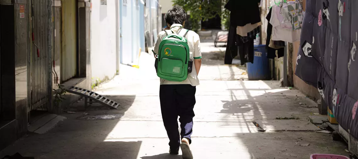 Un adolescente caminando por su barrio
