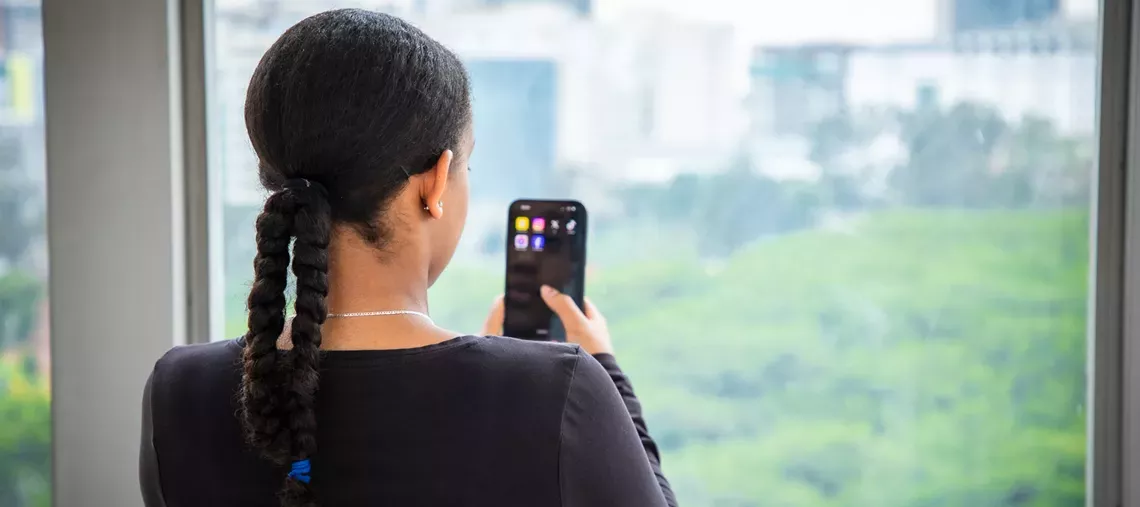 Una adolescente con un tel&eacute;fono.