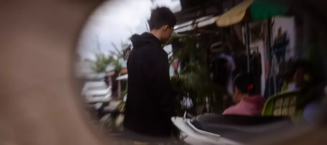 Un adolescente en su barrio