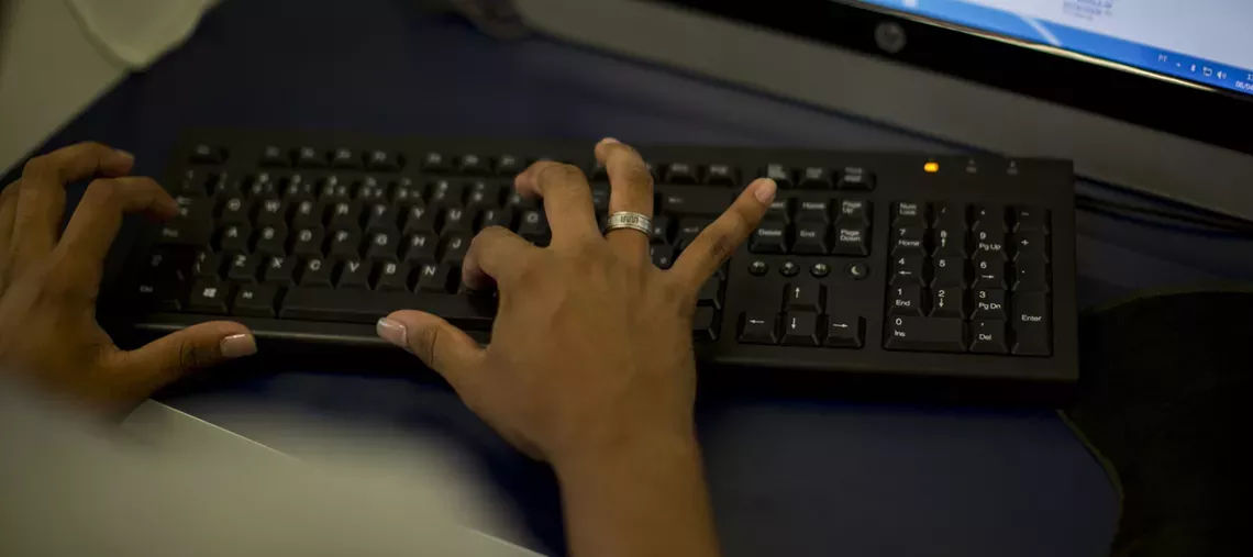 Una persona escribiendo en un teclaro