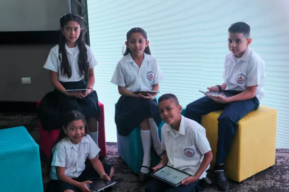 Grupo de estudiantes sosteniendo sus tablets 