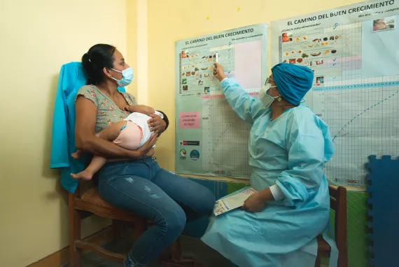 Ucayali, Perú, June 2021. A family visits the pediatrician for a routine check-up. Doctor Berita Sifuentes Rengifo counsels the family on Care for Child Development (CCD), a programme implemented by UNICEF in Latin America and the Caribbean.