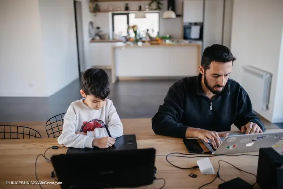 Pap&aacute; e hijo usando el computador